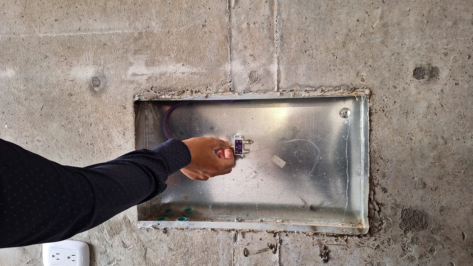 Instalación en obra del repartidor REP204 con cable coaxial Hipercoax dentro de la caja PAU de una vivienda